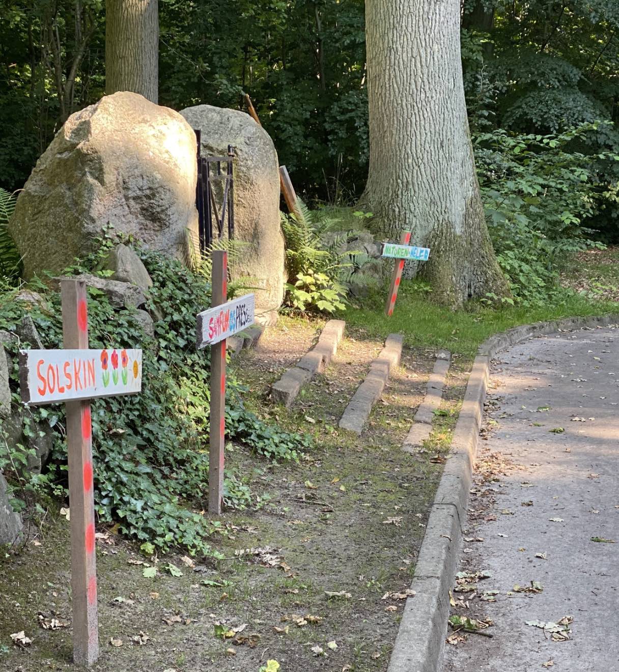 Kunst skilte i forbindelse med en udstilling i Anneberg parken